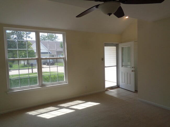 Building Photo - 4008 Meadow View Dr