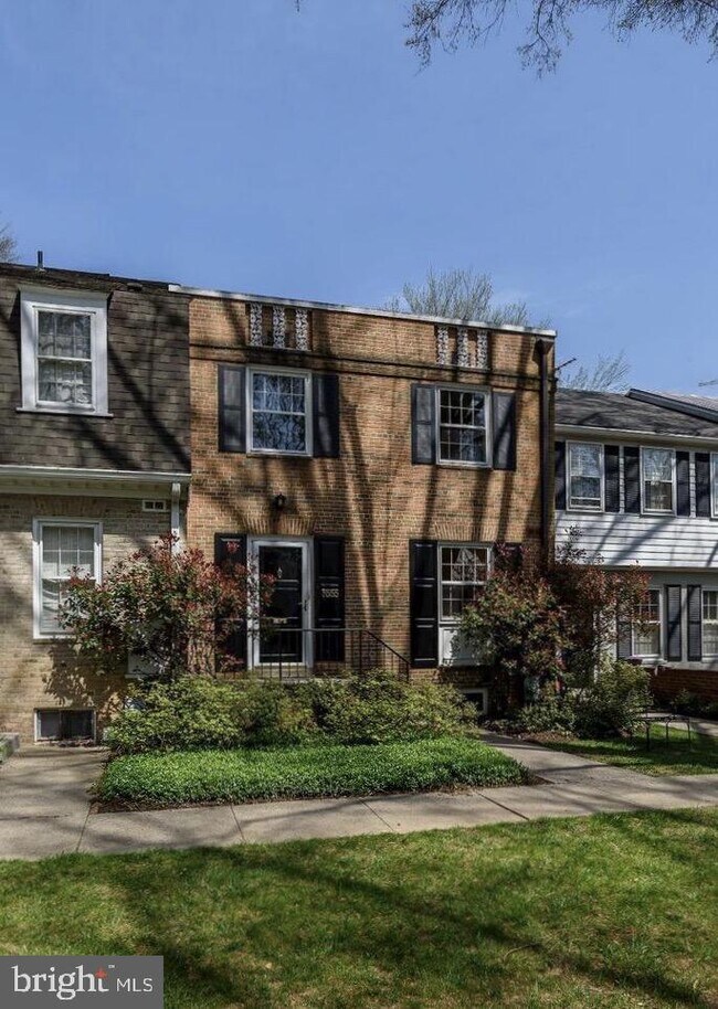 3555 Hamlet Pl Unit 303, Chevy Chase, MD 20815 Condo for