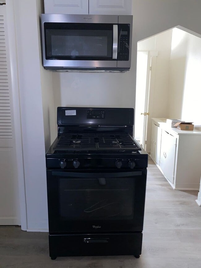 Building Photo - 237 Ella St