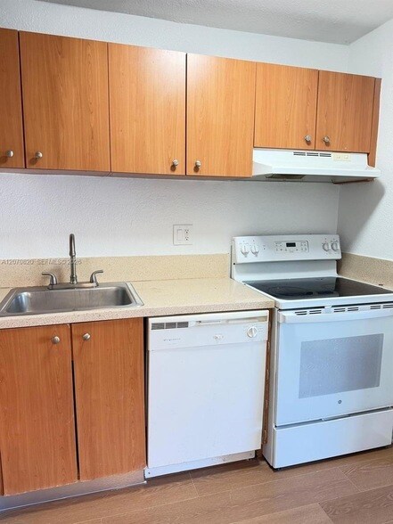 Building Photo - 411 Executive Center Dr