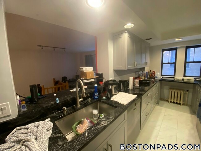 Building Photo - 452 Park Dr