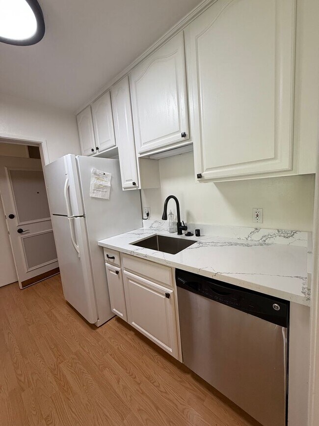 Foto del edificio - 1 Bed, 1 Bath Condo in Prime Belmont Location