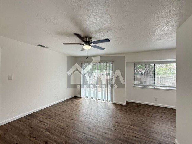 Foto del edificio - 5419-5419 Lk Grv Dr