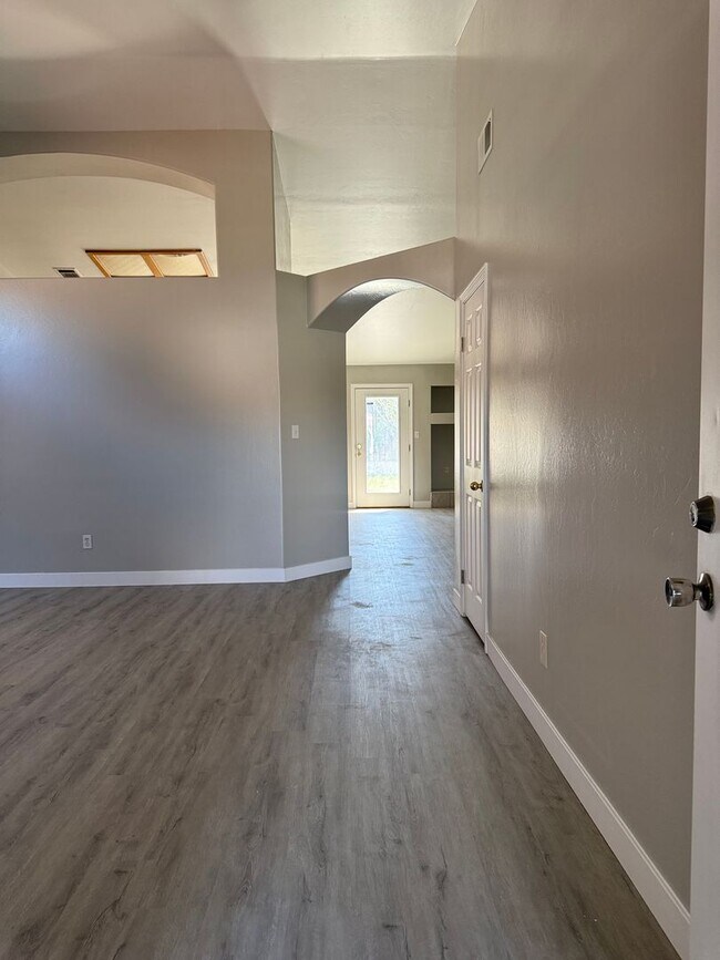 Foto del edificio - Spacious 4-Bedroom Home in Southwest Bakersfield