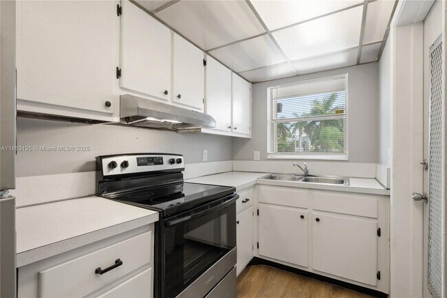 Foto del edificio - 300 Layne Blvd