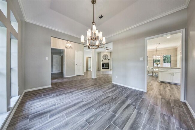 Building Photo - 10 Silent Brook Pl