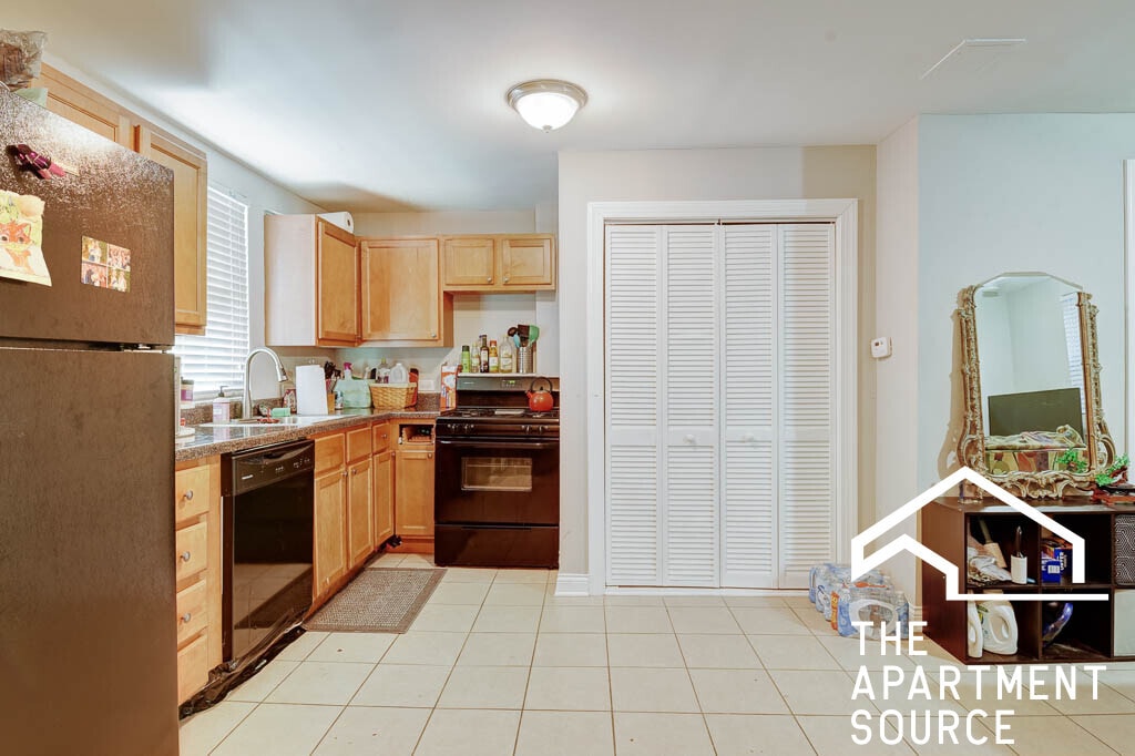 Primary Photo - 3800 W Diversey Ave