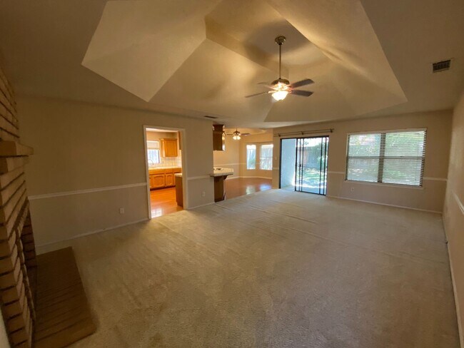 Foto del edificio - North West Fresno Home, 3BR/2BA, 1878sf, B...