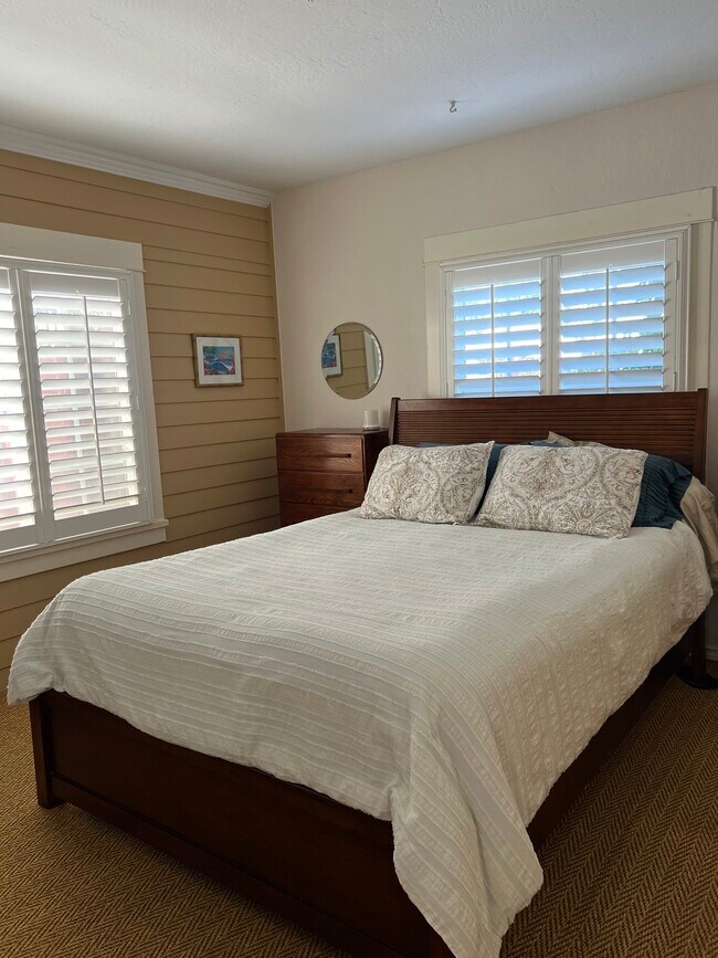 Bedroom 1 queen bed - 225 W H St