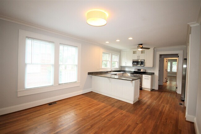 Building Photo - 220 Mountain View St