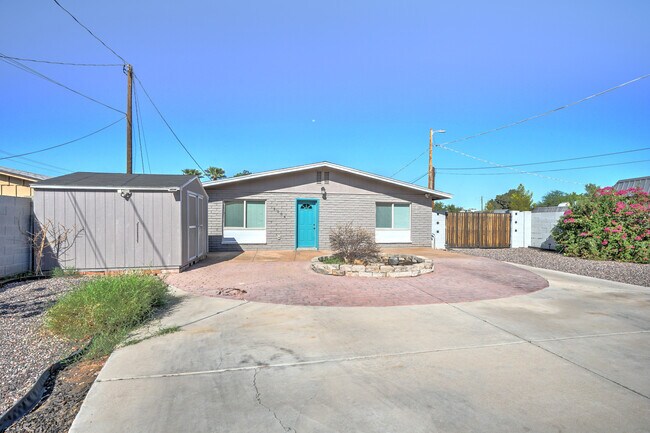 Building Photo - 3004 N 34th Pl