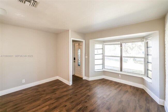 Foto del edificio - 5801 Royal Palm Blvd