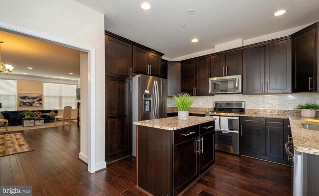 Building Photo - 40 Linden Pl