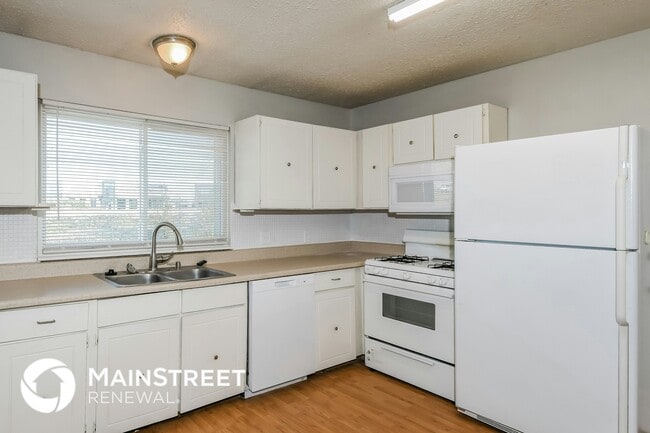 Building Photo - 1716 Springhill Dr