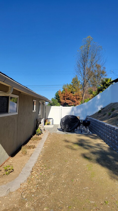 Building Photo - 9145 Fanita Rancho Rd
