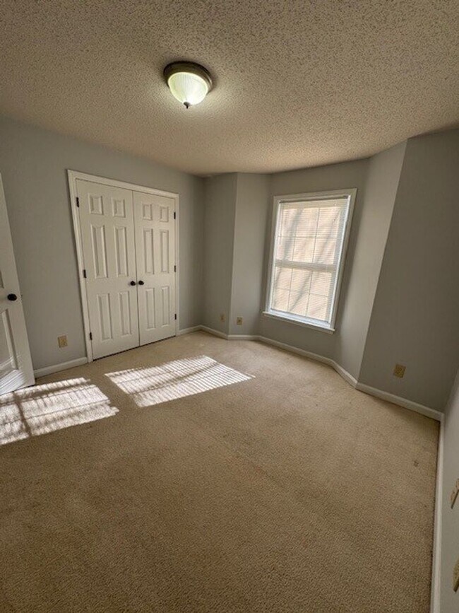 Building Photo - ****** HALF OFF FIRST FULL MONTH OF RENT!! ******