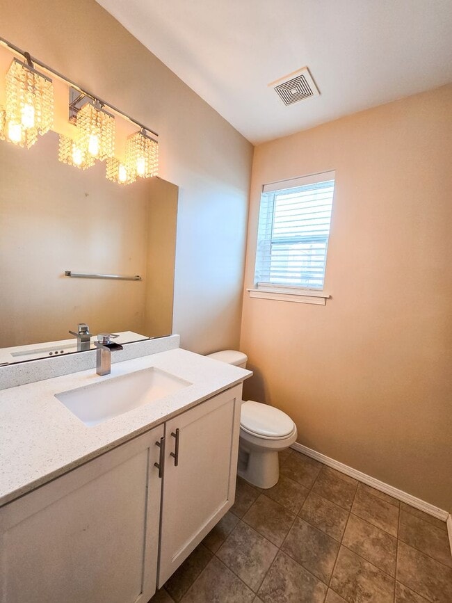 Building Photo - Broadway Area 3Bd/3.5Ba Townhouse!