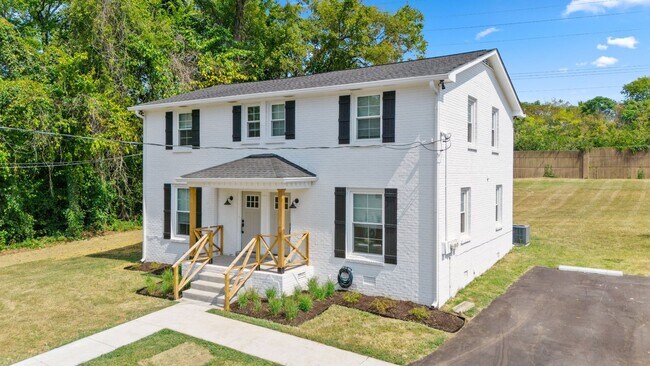 Foto del edificio - Completely Renovated 2BR, 1.5BA Duplex in West Nashville!