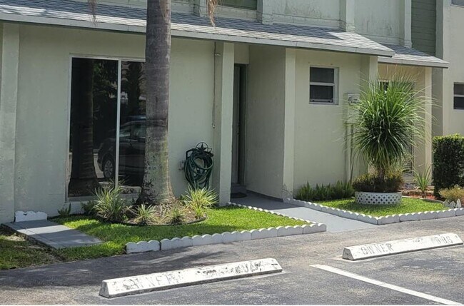 Foto del edificio - 886 Crystal Lake Dr