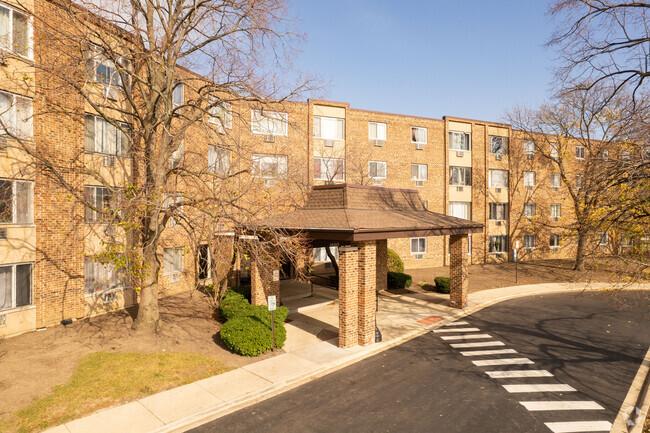 Moon Lake Village Condominiums - Apartments in Schaumburg, IL ...