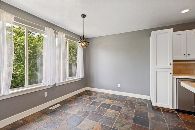 Foto del edificio - 1137 Holmes Creek Ln