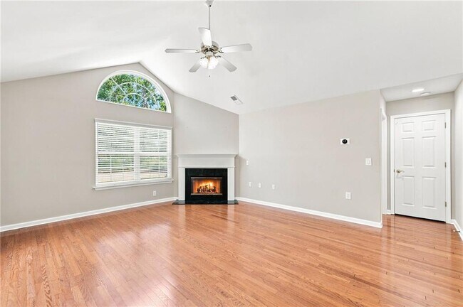 Building Photo - 3204 Village Ln