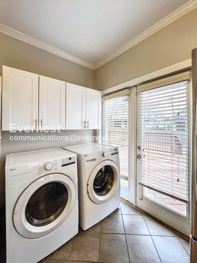 Building Photo - 2913 Davis Ave