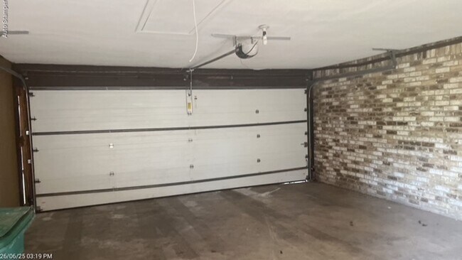 Foto del edificio - 5700 Meadow Wood Ln