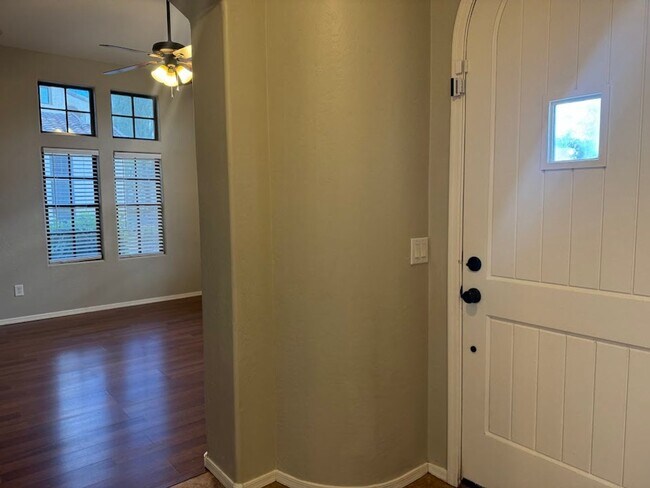 Foto del edificio - Gated Phoenix Gem with Community Pool and Spacious Kitchen