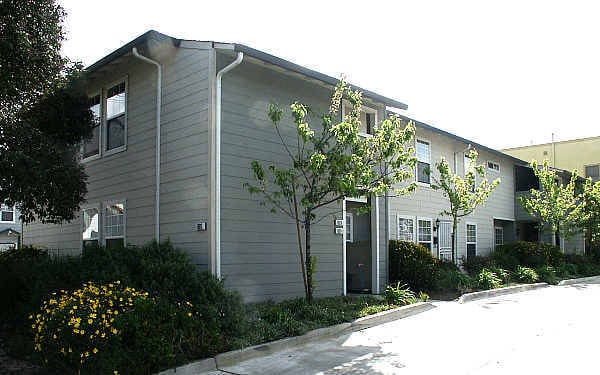 Building Photo - 601 W 6th St