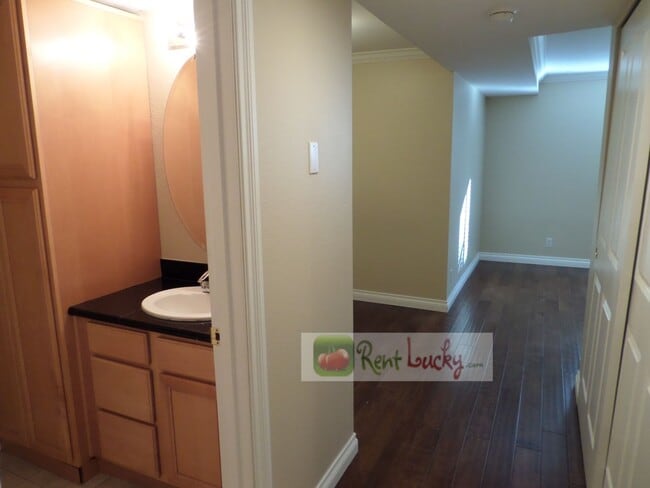 Foto del edificio - Super Cute Studio w/Parking in Fantastic Downtown Seattle Location!!