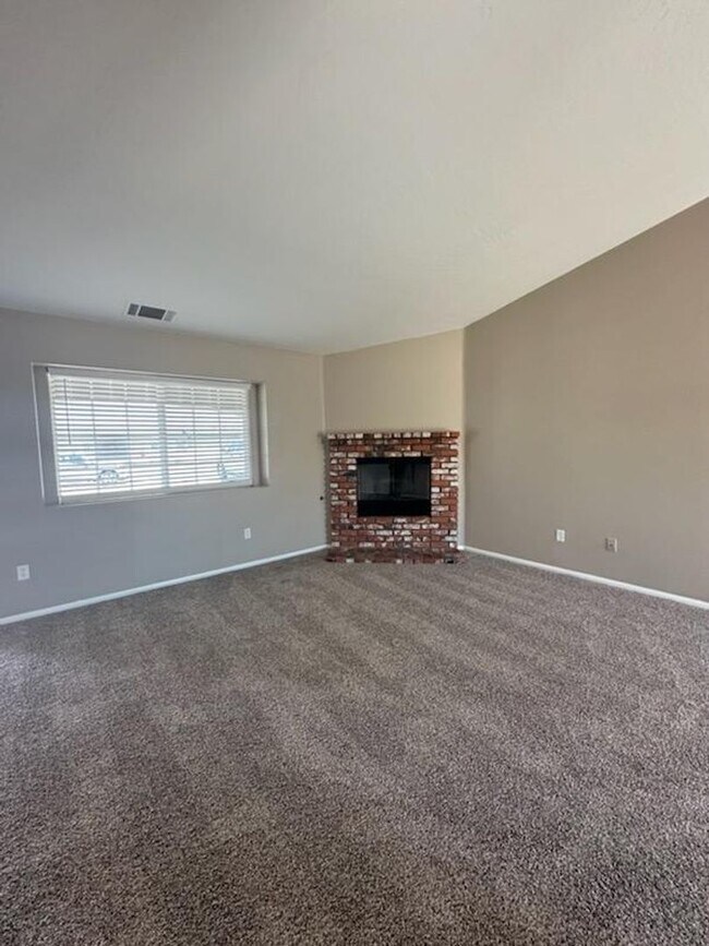 Foto del edificio - SPACIOUS 3 BEDROOM PLUS BONUS ROOM IN HESP...