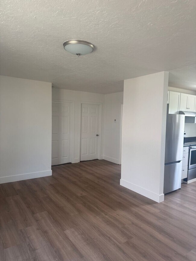 Building Photo - NEWLY REMODELED 3 BED/1 BATH IN SOUTH REDDING