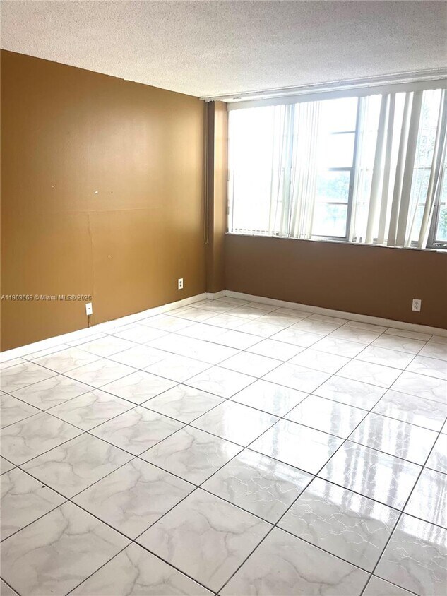 Foto principal - 2025 NE 164th St