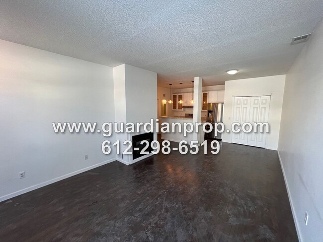 Building Photo - Woodbury Townhouse Available November 1, U...
