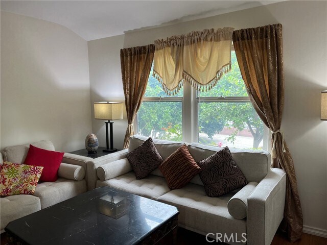 Foto del edificio - 6861 N White Oak Ave