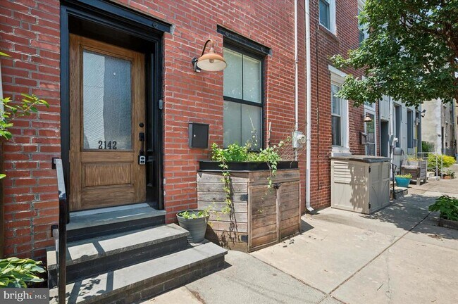 Building Photo - 2142 E Arizona St