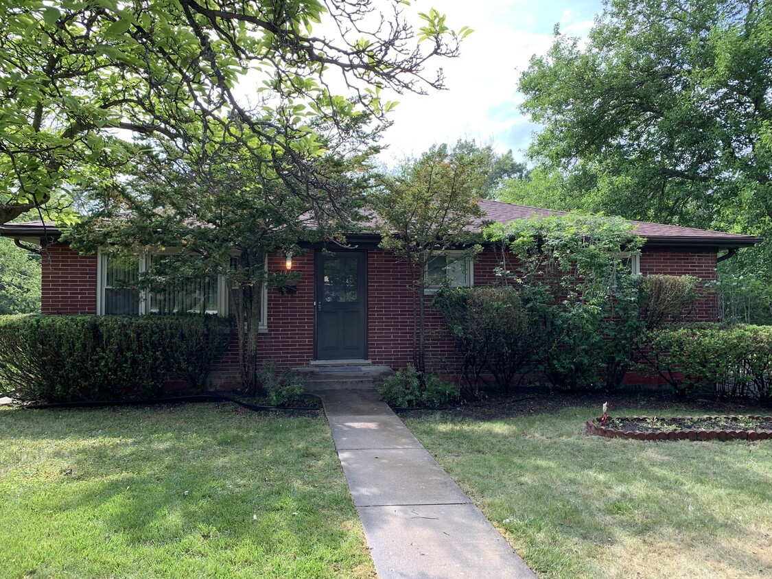 Primary Photo - 1414 Pfingsten Rd