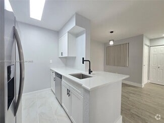 Building Photo - 2831 N Oakland Forest Dr