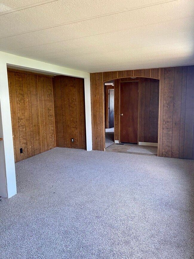 Foto del edificio - Large 3 bed 2 bath with fenced back yard