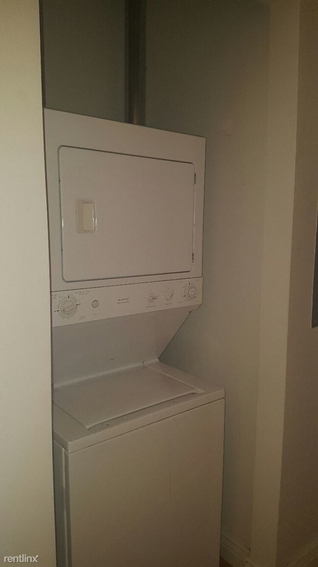 Building Photo - 1 br, 1 bath  - 208 W Michigan Ave Apt 2I