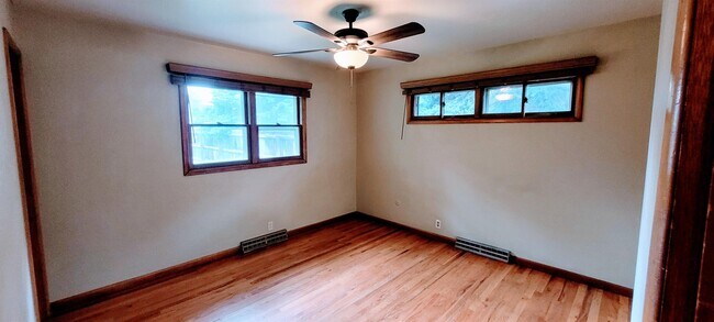 Building Photo - 1321 Lakewood Dr