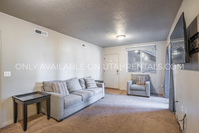 Building Photo - 884 E 700 N