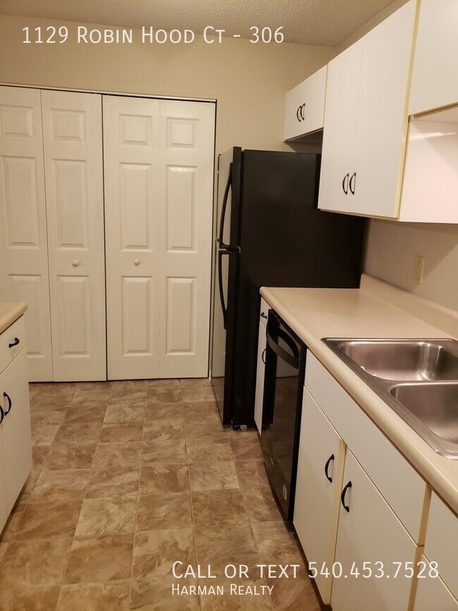 Foto del edificio - 1129 Robin Hood Ct