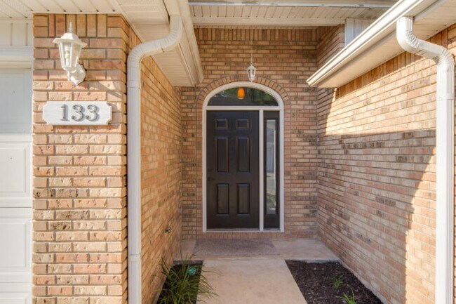 Building Photo - 133 Noblat Dr