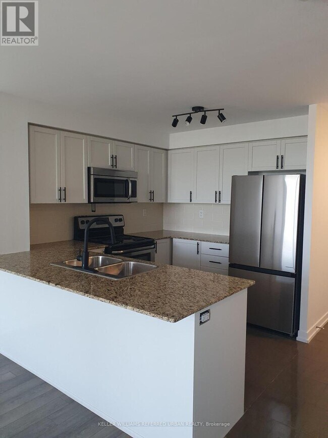 Photo du bâtiment - 816-1816 Lansdowne Ave