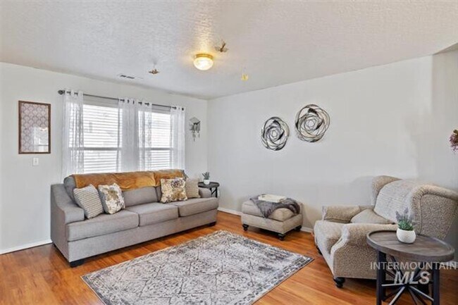 Building Photo - 3bed, 2.5bath, 2031sq.ft. home in South Nampa