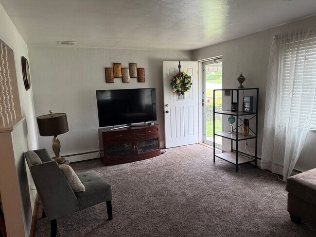 Foto del edificio - Move-In Ready 2BR Home on Quiet Residential Street in Baldwin/Whitehall!