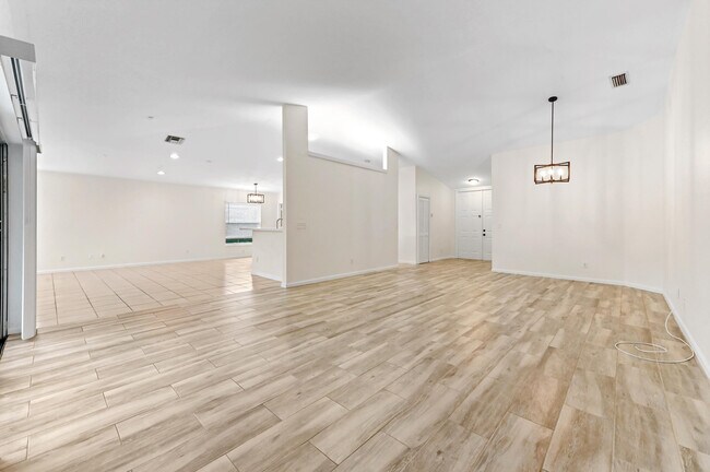 Foto del edificio - 5606 NW 109th Way