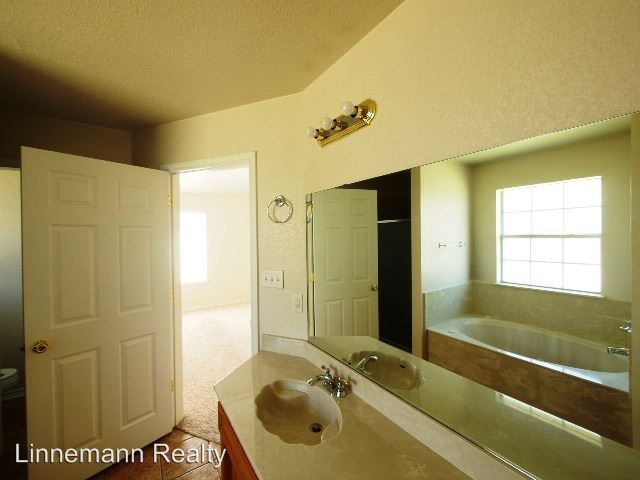 Building Photo - 4304 Bally Dr